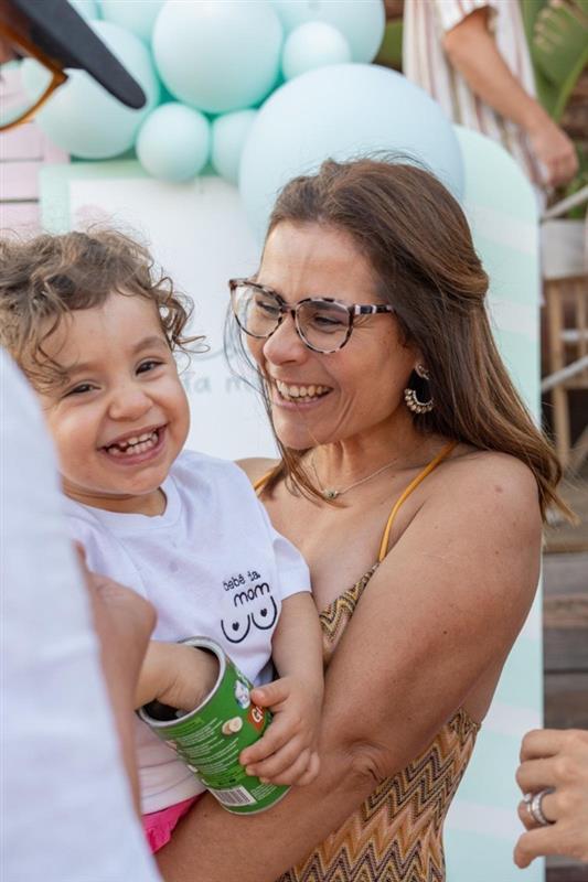 Mãe cuidando do bebé com tranquilidade